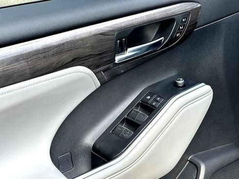 Used 2021 Toyota Highlander Limited image 11