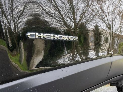 Used 2019 Jeep Cherokee Latitude Plus AWD/4WD image 11