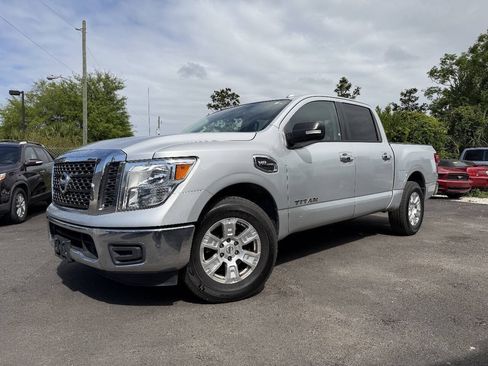 Used 2017 Nissan Titan SV RWD image 2