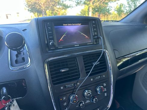 Used 2019 Dodge Grand Caravan SXT FWD image 6