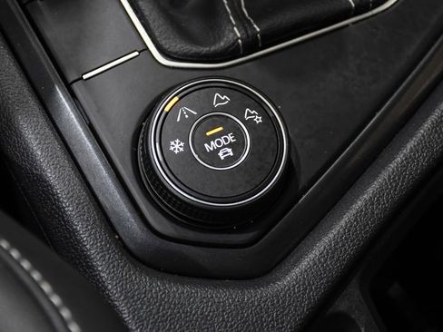 Used 2024 Volkswagen Tiguan SE image 28