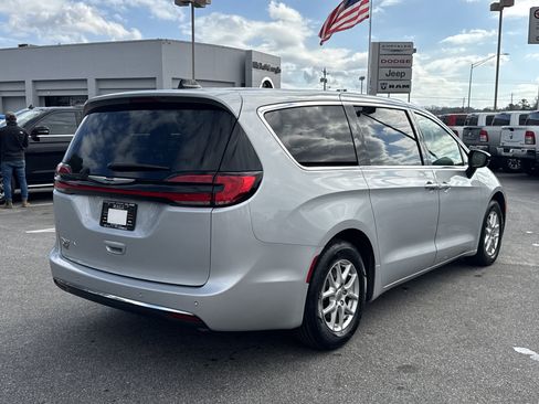 Used 2024 Chrysler Pacifica Touring-L image 6