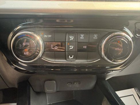 Used 2025 Chevrolet Trax LT FWD image 20