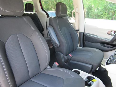 Certified 2022 Chrysler Voyager LX FWD image 9