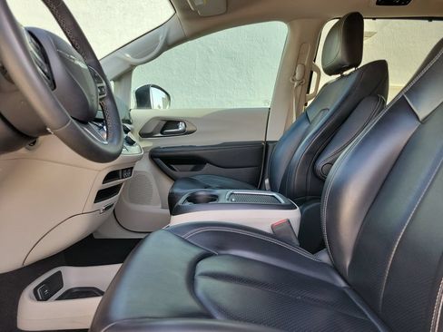 Used 2023 Chrysler Pacifica Touring-L FWD image 23