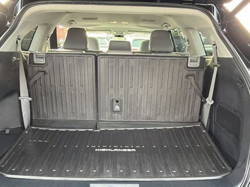 Used 2022 Toyota Highlander XLE FWD image 9