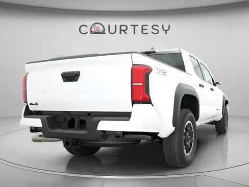 Used 2025 Toyota Tacoma TRD Off-Road w/ TRD Off Road Upgrade Package AWD/4WD image 16