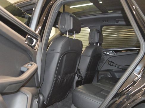 Certified 2025 Porsche Macan AWD/4WD image 33