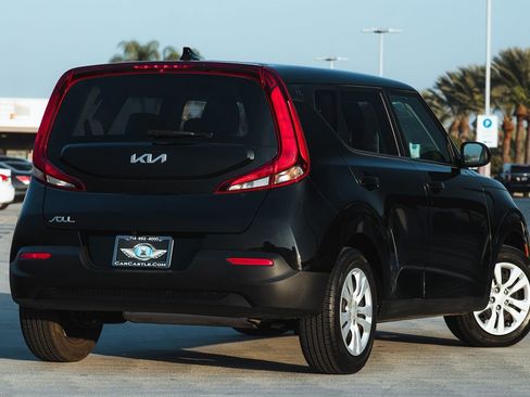 Used 2022 Kia Soul LX image 3