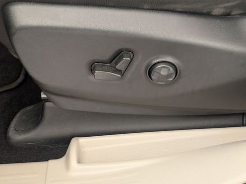 Certified 2023 Chrysler Voyager LX image 13