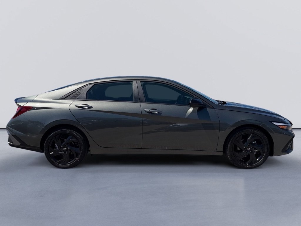 New 2026 Hyundai Elantra SEL FWD image 2