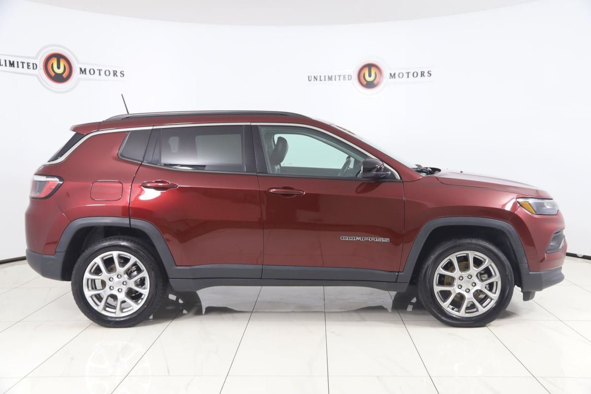 Used 2022 Jeep Compass Latitude w/ Sun and Sound Group AWD/4WD image 2