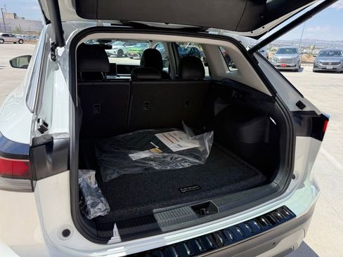 Certified 2025 Volkswagen Tiguan SE FWD image 17