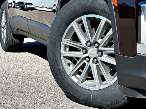 Used 2023 Chevrolet Traverse LT image 2