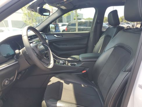 Used 2024 Jeep Grand Cherokee L Altitude RWD image 12