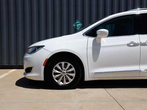 Used 2019 Chrysler Pacifica Touring-L FWD image 25