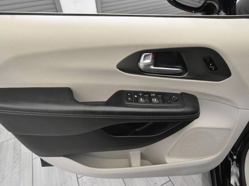 Used 2024 Chrysler Pacifica Touring-L FWD image 13