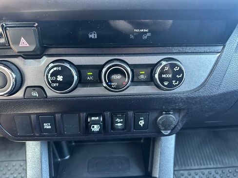 Used 2018 Toyota Tacoma TRD Sport AWD/4WD image 18
