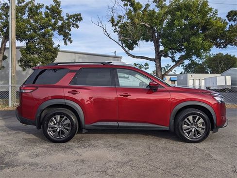 Used 2022 Nissan Pathfinder SV image 3