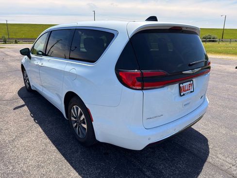 Used 2023 Chrysler Pacifica Touring-L FWD image 12
