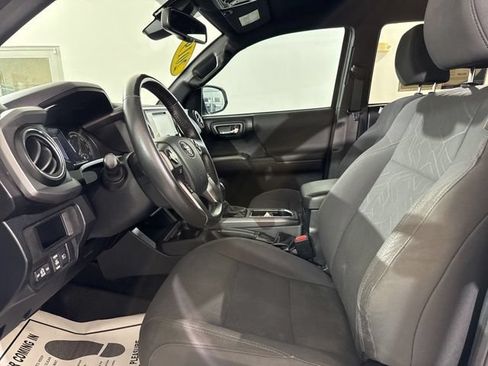 Used 2019 Toyota Tacoma TRD Off-Road w/ Technology Package AWD/4WD image 16