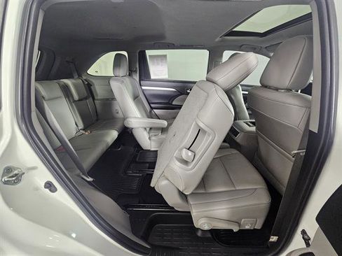 Used 2019 Toyota Highlander XLE image 18
