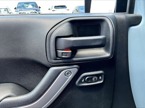 Used 2015 Jeep Wrangler Rubicon w/ Power Convenience Group AWD/4WD image 35