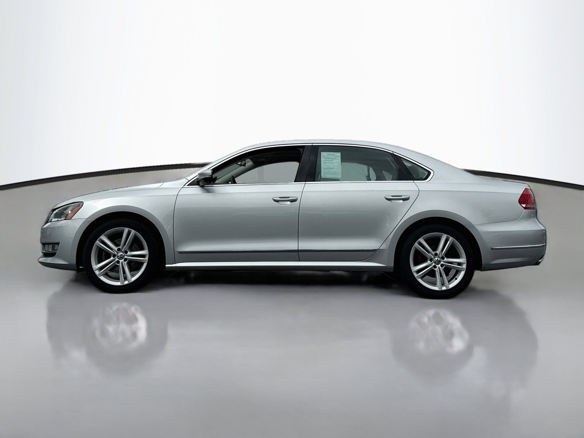 Used 2015 Volkswagen Passat TDI SEL Premium FWD image 4