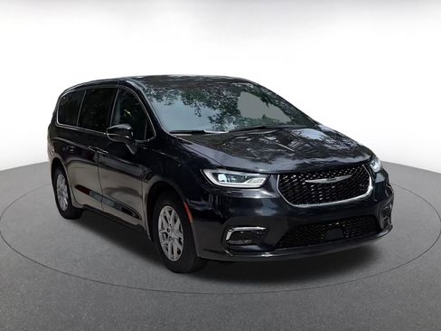 Used 2025 Chrysler Pacifica Select FWD image 3