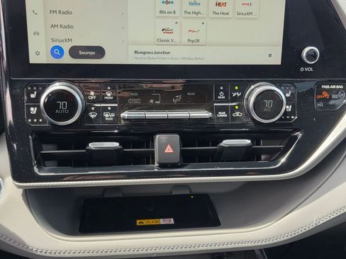Used 2023 Toyota Highlander Platinum FWD image 23