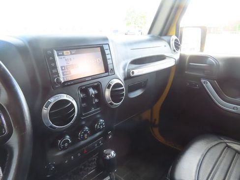 Used 2015 Jeep Wrangler Unlimited Rubicon w/ Connectivity Group AWD/4WD image 37