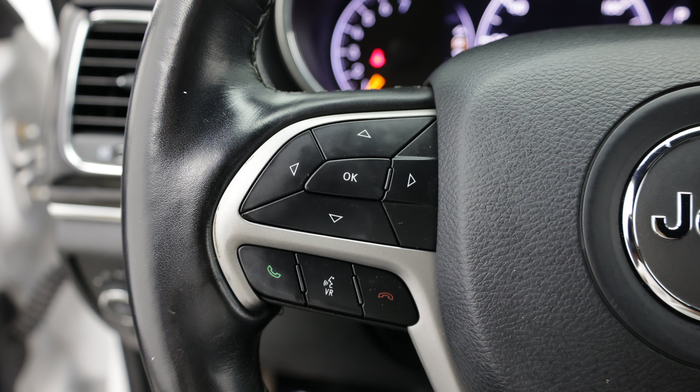 Used 2020 Jeep Grand Cherokee Overland RWD image 23