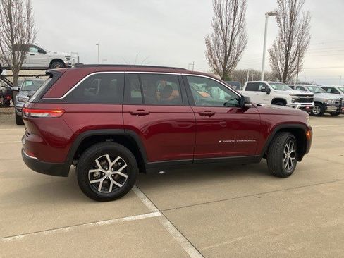 Certified 2024 Jeep Grand Cherokee Limited w/ Luxury Tech Group II image 5