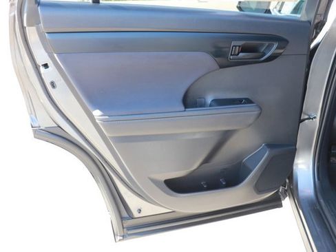 Used 2024 Toyota Highlander LE image 13