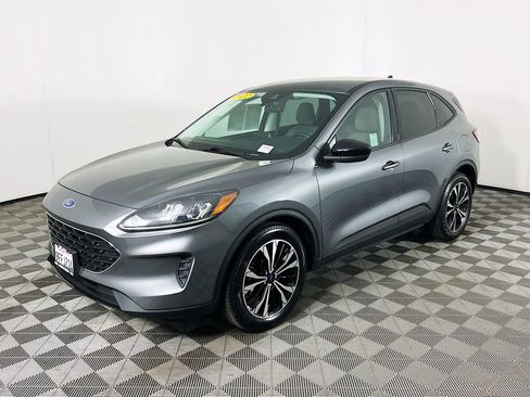 Used 2022 Ford Escape SE w/ SE Sport Appearance Package FWD image 3