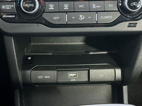 Used 2022 Kia Niro EX image 26