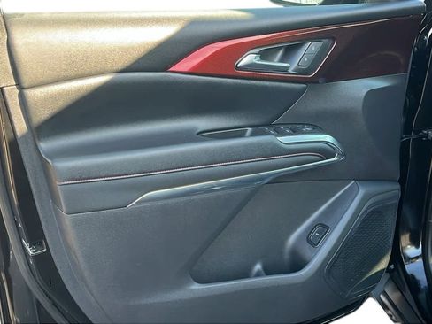 Used 2024 Chevrolet Traverse Z71 image 9