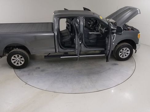 Used 2017 Ford F350 Lariat w/ Chrome Package image 51