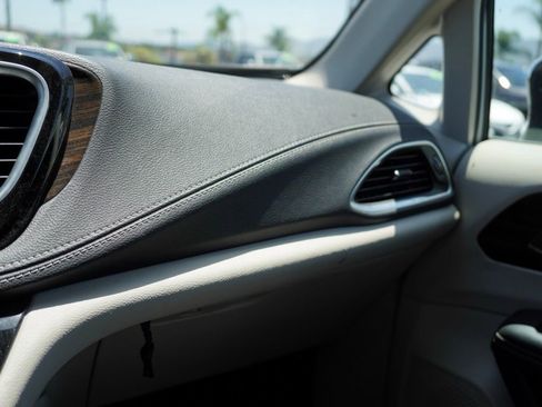 Used 2023 Chrysler Pacifica Limited image 21