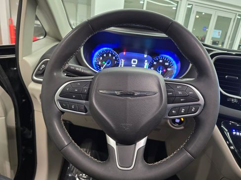 Certified 2024 Chrysler Pacifica Touring-L image 17
