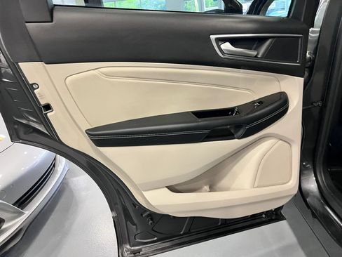 Used 2018 Ford Edge Titanium FWD image 21