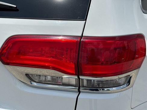 Used 2018 Jeep Grand Cherokee Laredo AWD/4WD image 29