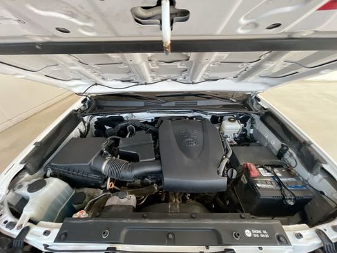 Certified 2019 Toyota Tacoma TRD Off-Road AWD/4WD image 25