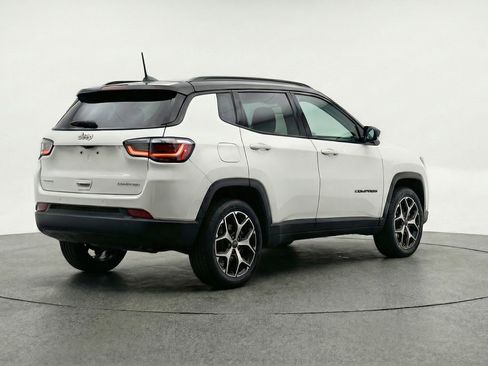 Used 2025 Jeep Compass Limited image 9