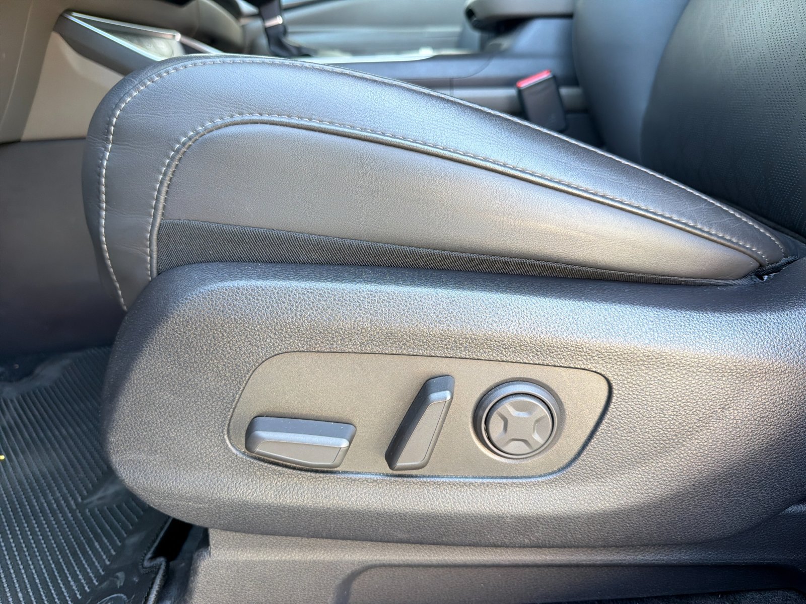 Used 2025 Kia Carnival FWD image 13
