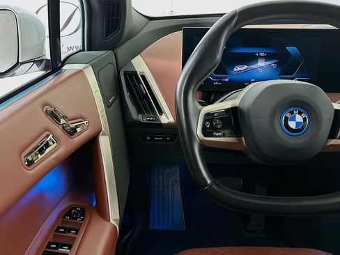 Used 2022 BMW iX xDrive50 w/ Premium Package image 10