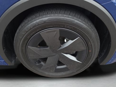 Certified 2025 Toyota Prius LE FWD image 32