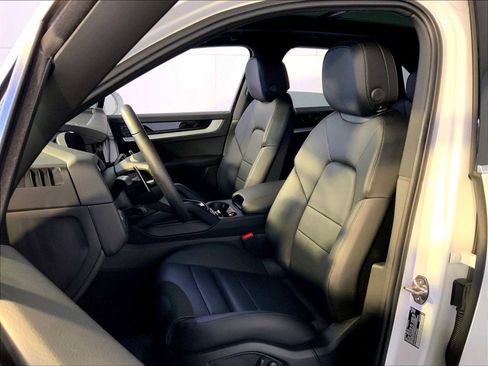 Certified 2026 Porsche Cayenne AWD/4WD image 5