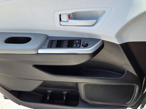 Used 2025 Toyota Sienna LE FWD image 28