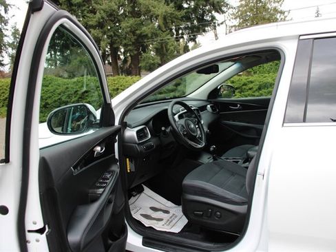 Used 2017 Kia Sorento LX w/ LX Convenience Package image 5